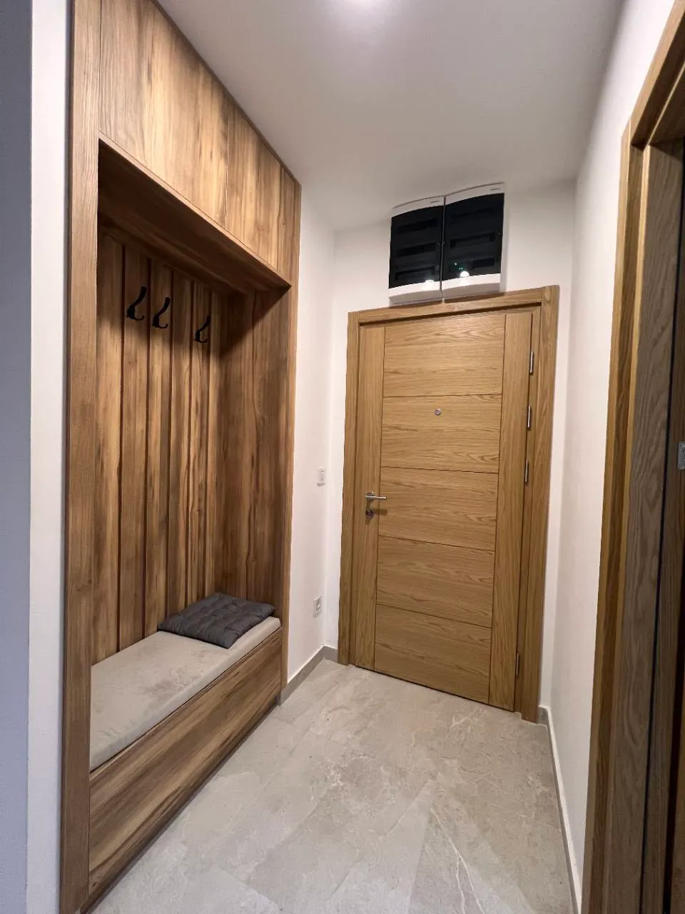 Hodnik — drugi ugao — Apartman 1