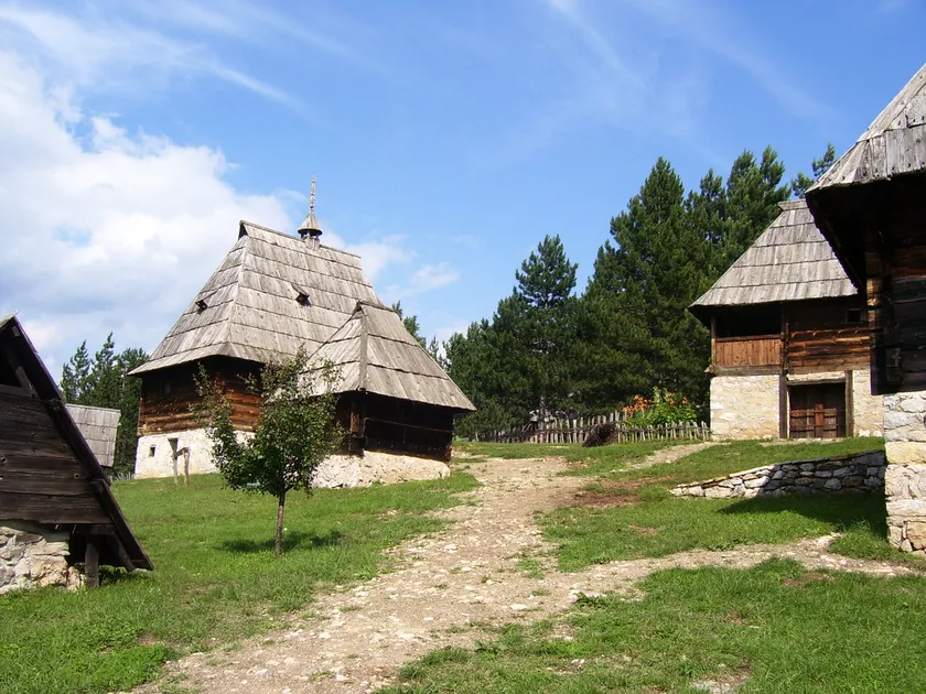 Tradicionalne drvene kuće i staza kroz muzej Staro selo Sirogojno